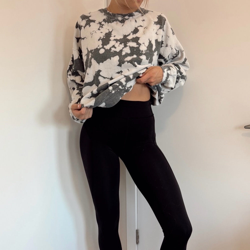 Stylish Black and White Tie-Dye Sweatshirt
